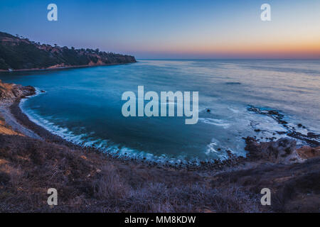 L'exposition longue, colorée, elevated view de Bluff gousse avec des vagues se briser sur la rive après le coucher du soleil, Palos Verdes Estates, Californie Banque D'Images