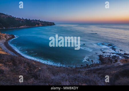 L'exposition longue, colorée, elevated view de Bluff gousse avec des vagues se briser sur la rive après le coucher du soleil, Palos Verdes Estates, Californie Banque D'Images