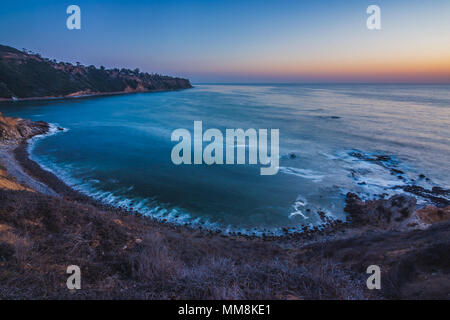 L'exposition longue, colorée, elevated view de Bluff gousse avec des vagues se briser sur la rive après le coucher du soleil, Palos Verdes Estates, Californie Banque D'Images