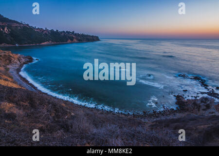 L'exposition longue, colorée, elevated view de Bluff gousse avec des vagues se briser sur la rive après le coucher du soleil, Palos Verdes Estates, Californie Banque D'Images