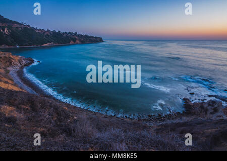 L'exposition longue, colorée, elevated view de Bluff gousse avec des vagues se briser sur la rive après le coucher du soleil, Palos Verdes Estates, Californie Banque D'Images