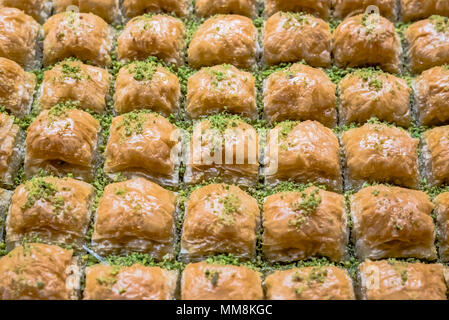 Haut Fermer vue détaillée de délicieux plats turcs traditionnels dessert nommé baklava avec poncé sur la pistache. Banque D'Images