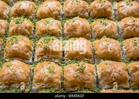 Haut Fermer vue détaillée de délicieux plats turcs traditionnels dessert nommé baklava avec poncé sur la pistache. Banque D'Images