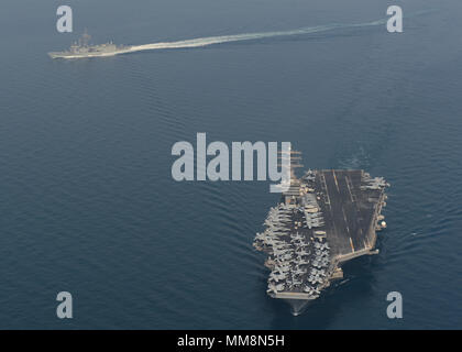 170908-N-ZR324-208 Golfe Arabique (sept. 8, 2017) La frégate de la Marine royale australienne HMAS Newcastle (FFG 06), gauche, se prépare à entrer en formation derrière le porte-avions USS Nimitz (CVN 68) lors d'un groupe de formation à la voile avec la classe Ticonderoga croiseur lance-missiles USS Princeton (CG 59) et la marine française destroyer de défense aérienne FS Jean Bart (D615) dans le golfe Arabo-Persique. Nimitz est déployé sur le 5e flotte américaine zone d'opérations dans le cadre de l'opération inhérents résoudre. Alors que dans cette région, le navire et son groupe aéronaval mènent des opérations de sécurité maritime de rassurer les alliés Banque D'Images