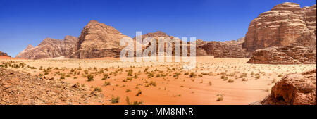 Panorama de composite de photos aériennes de haute résolution d'une montagne monolithique dans la zone centrale de la réserve du désert de Wadi Rum, Jordanie, Moyen-Orient eas Banque D'Images