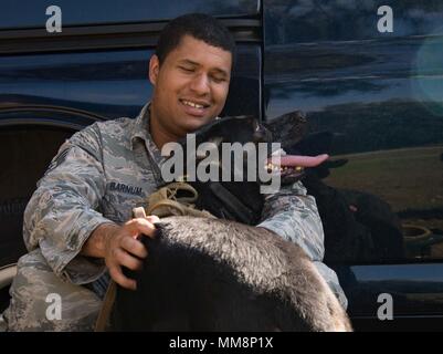 Le sergent de l'US Air Force. Steven Barnum, gauche, 86e Escadron des Forces de sécurité de chien de travail militaire, animaux domestiques son chien, Orca, après l'entraînement sur la base aérienne de Ramstein, en Allemagne, 6 septembre 2017. Les maîtres-chiens et leurs chiens doivent faire confiance, de respect et de compréhension pour qu'ils puissent travailler ensemble de manière cohérente et réagir rapidement pour neutraliser les menaces. (U.S. Photo de l'Armée de l'air par la Haute Airman Elizabeth Baker) Banque D'Images