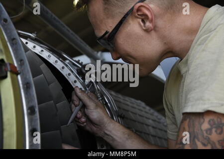 SSgt William Mitchell, 455 e Escadron de maintenance des aéronefs expéditionnaire propulsion aérospatiale artisan, dépose une partie endommagée d'une turbine ventilateur à l'aérodrome de Bagram, en Afghanistan, le 5 septembre 2017. Pour éviter la corrosion, la pale du ventilateur en titane doit être réparé avec un fichier du même la composition métallique. Un ventilateur à turbine devraient normalement être réparer le moteur d'expédition à la base aérienne de Spangdahlem, en Allemagne, mais l'équipe était qualifié pour effectuer les réparations dans le théâtre. (U.S. Photo de l'Armée de l'air par la Haute Airman Joshua Crawley) Banque D'Images