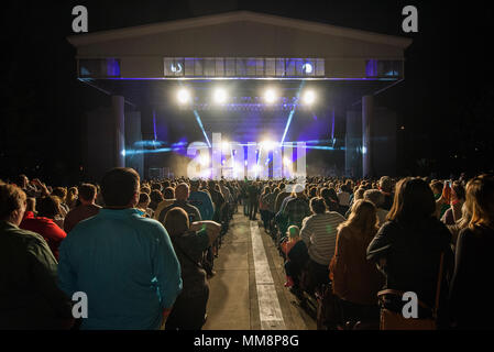 Duo de musique country Dan et Shay effectuer pour les fans dans le cadre d'un porteur d'espoir, l'événement à Fraze Pavilion à Kettering, Ohio, le 14 septembre 2017. Avant leur performance fans aussi entendu la signature de l'hymne national par le Sgt. Alyson Jones, Air Force Band du vol, et entendu les remarques du lieutenant général Robert D. McMurry Jr., l'armée de l'Air Commandant Centre de gestion du cycle de vie. (U.S. Air Force photo par Wesley Farnsworth) Banque D'Images