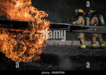 U.S. Air Force les pompiers affectés à diverses bases éteindre un feu dans le cadre d'un pavillon d'argent de 10 jours de l'exercice au 86e Escadron de génie civil l'incendie et d'urgence de formation sur Base aérienne de Ramstein, en Allemagne, le 14 septembre 2017. Pavillon d'argent est conçu pour former les aviateurs pour les déploiements d'urgence dans lequel les partenaires ont mis en place une base à partir de la base. (U.S. Photo de l'Armée de l'air par la Haute Airman Devin Boyer) Banque D'Images