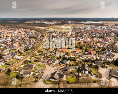 Photos aériennes d'un village de l'Allemagne traversé par une ligne de chemin de fer à voie unique avec ciel gris en arrière-plan, faites avec drone Banque D'Images