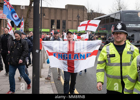 Birmingham, West Midlands, Royaume-Uni. 7 avril 2018. Sur la photo : des partisans de l'EDL mars à leur point de rendez-vous, pour commencer à leur rassemblement. / Jusqu'à 60 de la Défense Anglais Lea Banque D'Images