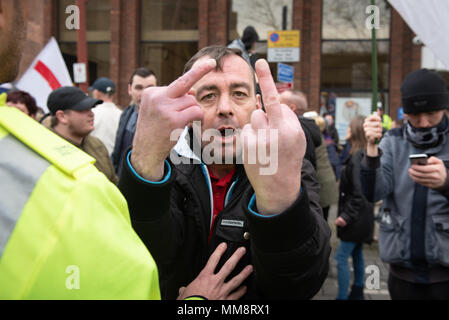 Birmingham, West Midlands, Royaume-Uni. 7 avril 2018. Sur la photo : EDL supporters échange mots avec opposer partisans anti-fasciste dans le centre-ville. / Jusqu'à Banque D'Images