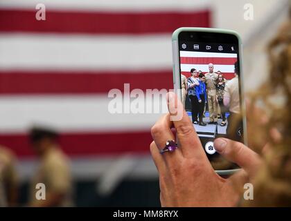 170915-N-wx604-114 Everett, Washington (septembre 1994). 15, 2017) Les membres de la famille regarder et photographier le Premier maître de cérémonie à l'épinglage Station Navale Everett (SNG) communes. La position d'ordre est celui d'un sous-officier supérieur, et a été créée le 1 avril 1893, pour la marine des États-Unis. CPOs servent un double rôle à la fois d'experts techniques et en tant que leaders. (U.S. Photo par marine Spécialiste de la communication de masse 2e classe Joseph Montemarano/libérés) Banque D'Images