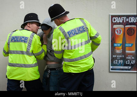 Birmingham, West Midlands, Royaume-Uni. 7 avril 2018. Sur la photo : La police a un mot discret avec un jeune homme qui a assisté à la manifestation de l'EDL. / Jusqu'à 60 Anglais Defenc Banque D'Images