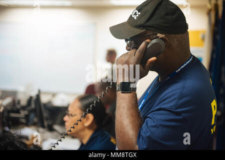 170915-N-IM651-005 ST. THOMAS, îles Vierges américaines (sept. 15, 2017) - Un agent de police de Saint Thomas répond à un appel à l'Italie, l'Agence de gestion des urgences, aux côtés d'autres VITEMA local, d'État et organismes fédéraux à l'appui de l'Ouragan Irma les efforts de rétablissement. Les organisations militaires et civiles américaines continuent d'appuyer l'organisme fédéral, la FEMA, ainsi que l'état et les autorités locales dans les efforts de secours en cas de catastrophe. (U.S. Photo par Marine Gunner's Mate 1re classe Jonathan Eddy/libérés) Banque D'Images