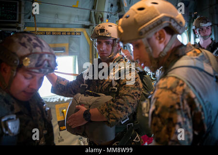 Un marin américain prend un moment pour se concentrer avant l'exécution d'une baisse du personnel sur un Air Force C-130J Super Hercules au cours de la 2017 Festival de l'Amitié sur Japonais-américain Yokota Air Base, Japon, le 16 septembre 2107. Les Marines américains sont affectés à la 3e Bataillon de Reconnaissance, 3e, 3e Division Marine Marine Expeditionary Force. (U.S. Air Force photo par Yasuo Osakabe) Banque D'Images