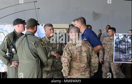 Le brig. Mgén Mike Canzoneri, adjudant général adjoint de la Floride - Floride, commandant de la Garde nationale d'armée, et Brigue. Le général Gordon Ellis, 38e Division d'infanterie, le général commandant adjoint d'interagir avec la direction du service de divers organismes qui ont répondu à l'ouragan l'Irma de secours, le 14 septembre 2017 à Fort Myers Airport. (Photo par : Army National Guard Le Major Chris Matthews, officier des affaires publiques) Banque D'Images