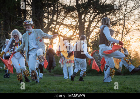 Rollright Stones, Nr Long Compton, Oxfordshire Warwickshire, Royaume-Uni /. 1er mai 2018. Les membres de l'Owlswick Morris divertir côté spectateurs au lever du soleil Banque D'Images