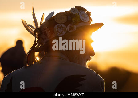 Rollright Stones, Nr Long Compton, Oxfordshire Warwickshire, Royaume-Uni /. 1er mai 2018. Les membres de l'Owlswick Morris divertir côté spectateurs au lever du soleil Banque D'Images