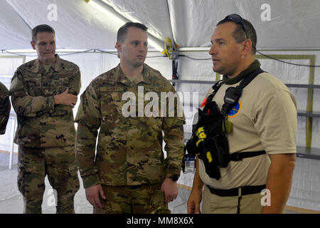 U.S. Air Force 1er lieutenant James, un Cazort Rowlett, Texas, les autochtones et les services médicaux, officier du corps médical, 95e Escadre Joint Base San Antonio - Fort Sam Houston, au Texas, se réunit avec Brandon Bond, vice-chef d'équipe, l'équipe de l'Assistant médical catastrophe CA-6, baie de San Francisco, Saint Thomas, îles Vierges américaines, le 16 septembre 2017, d'établir une unité chirurgicale à l'extérieur du Centre médical régional de Schneider. Les Aviateurs, partie d'une équipe chirurgicale et médicale, sont l'augmentation de la soldats de la 602nd pour fournir de l'ASSURANCE MALADIE APRÈS CESSATION de triage, une variété de traitements médicaux et soins pré-évacuation après l'Ouragan Irma a da Banque D'Images