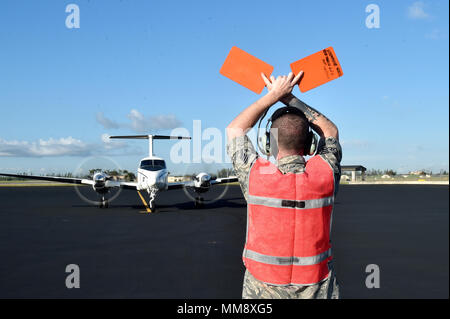 Le s.. Benjamin Stover, 821e Escadron de soutien de plan d'intervention, chef d'équipage d'un aéronef maréchaux C-12 Septembre 15, 2017, at Homestead Air Reserve Base, Floride (É.-U. Air Force photo de Tech. Le Sgt. Liliana Moreno/libérés) Banque D'Images