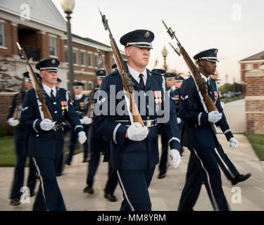 U.S. Air Force les membres de la garde d'honneur mars au cours de la U.S. Air Force Tattoo à Joint Base Anacostia-Bolling, Washington, D.C., le 13 septembre 2017. Les membres en service de l'ensemble de la région de la capitale nationale ont assisté à la tattoo en commémoration de l'Armée de l'air 70e anniversaire. (U.S. Air Force photo par un membre de la 1re classe Valentina Lopez) Banque D'Images