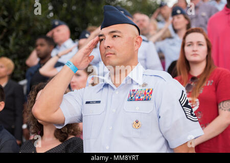 Le conseiller-maître Sgt. John Payne, District de Washington de l'Armée de l'air premier sergent, salue l'ensemble de la lecture de "volants et s'épanouit" et "Stars and Stripes Forever" au cours de l'US Air Force Tattoo à Joint Base Anacostia-Bolling, Washington, D.C., le 13 septembre 2017. Les membres en service de l'ensemble de la région de la capitale nationale ont assisté à la tattoo en commémoration de l'Armée de l'air 70e anniversaire. (U.S. Air Force photo par un membre de la 1re classe Valentina Lopez) Banque D'Images