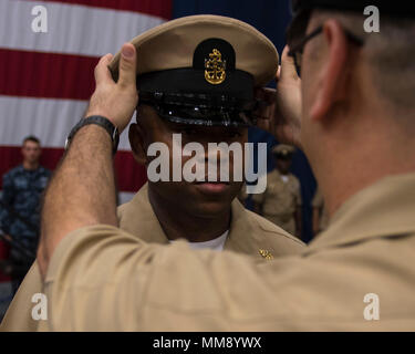 Océan Atlantique (septembre 1994). 16, 2017) Chef Spécialiste culinaire Osman Fernandez est couvert par le chef technicien électronique Ruben Rodriguez dans la zone de l'assaut amphibie USS Iwo Jima (DG 7) au cours de l'année financière 2018 du navire le premier maître de cérémonie l'épinglage (CPO). Au cours de la cérémonie, 18 marins d'Iwo Jima a reçu leurs ancres et couvre-chef comme ils ont été promus au grade de premier maître. (U.S. Photo par marine Spécialiste de la communication de masse Seaman Joe J. Cardona Gonzalez/libérés) Banque D'Images