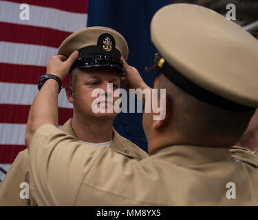 Océan Atlantique (septembre 1994). 16, 2017) Controlman Hoebbel Dommages Chef James est couvert par du personnel Chef Carlos Rivas Spécialiste dans la zone du navire d'assaut amphibie USS Iwo Jima (DG 7) au cours de l'année financière 2018 du navire le premier maître de cérémonie l'épinglage (CPO). Au cours de la cérémonie, 18 marins d'Iwo Jima a reçu leurs ancres et couvre-chef comme ils ont été promus au grade de premier maître. (U.S. Photo par marine Spécialiste de la communication de masse Seaman Joe J. Cardona Gonzalez/libérés) Banque D'Images