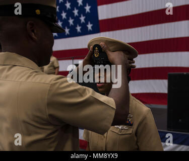 Océan Atlantique (septembre 1994). 16, 2017) Spécialiste des opérations en chef Stacey Neely est couvert par le dommage Controlman Andre bannis dans la zone de l'assaut amphibie USS Iwo Jima (DG 7) au cours de l'année financière 2018 du navire le premier maître de cérémonie l'épinglage (CPO). Au cours de la cérémonie, 18 marins d'Iwo Jima a reçu leurs ancres et couvre-chef comme ils ont été promus au grade de premier maître. (U.S. Photo par marine Spécialiste de la communication de masse Seaman Joe J. Cardona Gonzalez/libérés) Banque D'Images