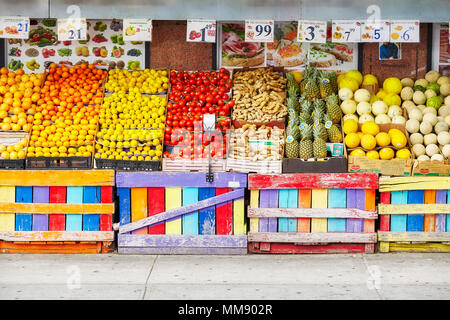 La ville de New York, USA - Le 27 mai 2017 : avec étal de fruits et légumes frais dans le Lower Manhattan. Banque D'Images