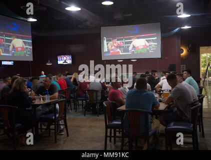 Les Marines américains et les marins en poste au Marine Corps Air Station Yuma (Arizona), se rassemblent à l'Pueblo le 16 septembre 2017, pour voir le Canelo Alvarez et Gennady Golovkin le match de boxe. Marine Corps Services Communautaires l'événement planifié pour les Marines, les marins et leurs familles à regarder et apprécier ensemble. (U.S. Marine Corps photo prise par Lance Cpl. Sabrina Candiaflores) Banque D'Images