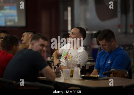 Les Marines américains et les marins en poste au Marine Corps Air Station Yuma (Arizona), se rassemblent à l'Pueblo le 16 septembre 2017, pour voir le Canelo Alvarez et Gennady Golovkin le match de boxe. Marine Corps Services Communautaires l'événement planifié pour les Marines, les marins et leurs familles à regarder et apprécier ensemble. (U.S. Marine Corps photo prise par Lance Cpl. Sabrina Candiaflores) Banque D'Images