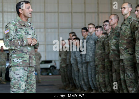 Le colonel John Haas, commandant de la Garde nationale de Floride 53ème Infantry Brigade Combat Team remercie des soldats de la Garde nationale du Wisconsin d'infanterie à la 32e Brigade Combat Team at Homestead Air Reserve Base, Homestead, Floride 16 septembre pour leur travail acharné et leur dévouement à aider la Garde nationale de Floride et les autorités locales avec les efforts de secours à la suite de la destruction causée par l'Ouragan Irma. Le 8 septembre, le Wisconsin Gov. Scott Walker a signé un décret qui autorise l'adjudant général d'appeler les éléments de la Garde nationale de l'état du Wisconsin pour le service actif, selon le besoin. Le 32n Banque D'Images