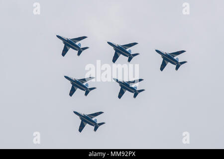 La Japan Air Self-Defense Force l'équipe de démonstration de voltige Blue Impulse effectue un survol au cours de la 2017, Festival d'amitié Japonais-américain 16 septembre 2017, à Yokota Air Base, le Japon. Le festival donne aux membres de la communauté l'occasion de venir sur Yokota de voir l'avion statique, témoin des démonstrations militaires, en apprendre davantage sur les capacités et la formation fait à Yokota et rencontrer les membres de la Force d'autodéfense du Japon et qui travaillent et vivent sur la base. (U.S. Air Force photo par un membre de la 1re classe Donald Hudson) Banque D'Images