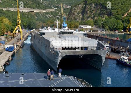 170913-N-GL340-296 Rijeka, Croatie (sept. 13, 2017) Le fer de lance du corps expéditionnaire de navire de transport rapide USNS Trenton (T-EPF 5) arrive à Viktor Lenac shipyard à Rijeka, Croatie le 13 septembre 2017. (U.S. Photo par marine Spécialiste de la communication de masse 2e classe Michael Feddersen/libérés) Banque D'Images