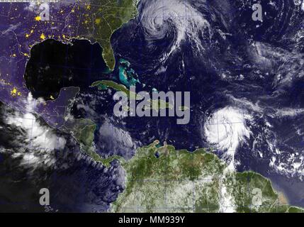 170918-N-N0101-002 OCÉAN ATLANTIQUE (septembre 1994). 18, 2017) une image satellite GOES des cyclones José dans l'océan Atlantique et Maria dans le Mer des Caraïbes. Les deux tempêtes sont les ouragans de catégorie 1 sur la Saffir Simpson à l'échelle des ouragans. (U.S. Photo de la marine/libérés) Banque D'Images