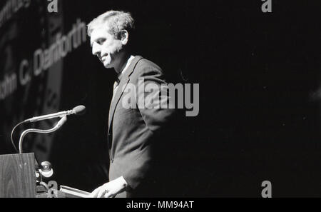 L'Agence des États-Unis pour le développement international (USAID) est une agence gouvernementale américaine indépendante créée en 1961 pour coordonner l'aide civile étrangère et les programmes de développement. Cette photographie d'archives en noir et blanc documente un homme parlant depuis un podium lors d'un engagement lié à l'USAID. Le tirage photographique historique fonctionne comme un enregistrement visuel officiel d'une allocution publique dans un contexte de développement international. Banque D'Images