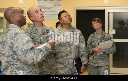 Le Lieutenant-colonel de l'US Air Force Ramone Toliver (à gauche), et le brigadier. Le général Robert Miller (centre), de la vigueur des activités médicales, commandant de l'Agence et AFMOA Master Chef Sgt. John Yun (droite), surintendant, AFMOA Antonio-Lackland Joint Base San, Texas, observer la salle d'urgence du conseil d'état du patient au cours d'une visite de David Grant Medical Center de l'US Air Force, Septembre 13, 2017, Travis Air Force Base, Californie Miller a été fournie en profondeur dans la DGCM mission et la possibilité d'interagir avec d'aviateurs de plusieurs cliniques pendant sa visite. (U.S. Air Force photo/ Heide Table) Banque D'Images