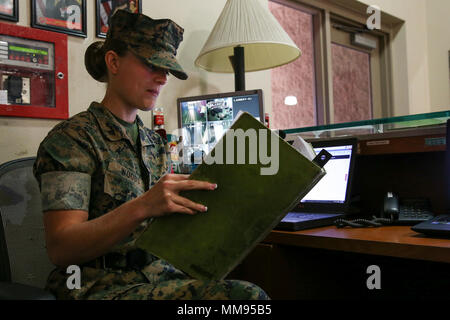 Brooke U.S. Marine C. Woods, un sous-officier adjoint, se lit sur le devoir d'adresses sur Camp Pendleton, en Californie, le 19 septembre 2017. Le ADNCO assiste le sous-officier de service dans le maintien de la sécurité et de la sécurité de la caserne par des patrouilles régulières effectuées par les incidents d'exploitation forestière et les visiteurs dans le devoir journal de bord durant leurs 24 heures post.(U.S. Marine Corps photo par Lance Cpl. Betzabeth Y. Galvan) Banque D'Images