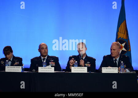La 21st Space Wing est une unité de l'armée de l'air des États-Unis responsable de l'alerte aux missiles, du contrôle spatial et de la connaissance de la situation spatiale, basée à Peterson Air Force base. Un commandant de l'escadre a pris la parole lors d'un panel de dissuasion nucléaire à la Cyber Conference de l'Air Space à National Harbor, Maryland, le 19 septembre 2017. L'image d'archives documente une présentation sur la défense stratégique et les opérations spatiales. Banque D'Images