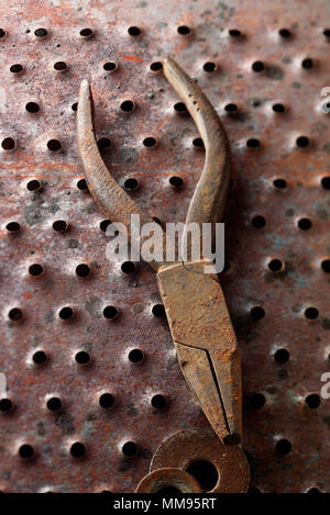 Une pince sur les vieux fer rouillé. Focus sélectif. Banque D'Images