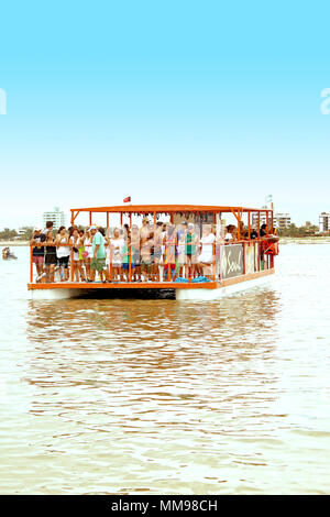 Catamaran, Areia Vermelha Island, plage d'Areia Vermelha, Areia Vermelha State Park Marine, Cabedelo, Paraíba, Brésil Banque D'Images