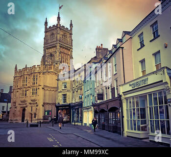 Tôt le matin, marché de Cirencester town centre, Cotswolds, England, UK Banque D'Images