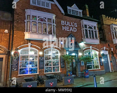 Bulls Head pub de nuit, 19 St Mary's Row, Moseley, Birmingham B13 8HW, UK Banque D'Images