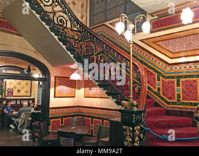 Escalier en carreaux victorien, dans le bâtiment classé, Bartons Arms, Aston, Birmingham, West Midlands, ROYAUME-UNI, B6 4UP Banque D'Images