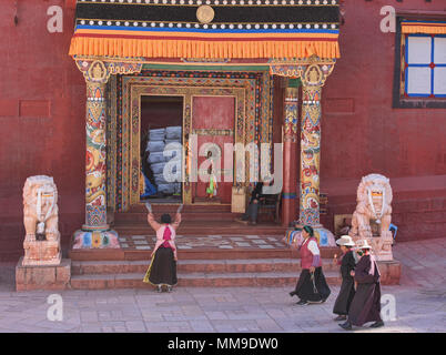 Pèlerins tibétains à pied les cercles autour de la kora Bakong sainte Ecriture Imprimerie monastère à Dege, Sichuan, Chine Banque D'Images