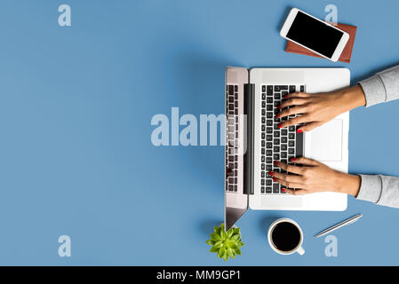 Woman working on laptop. Arrière-plan d'affaires Banque D'Images