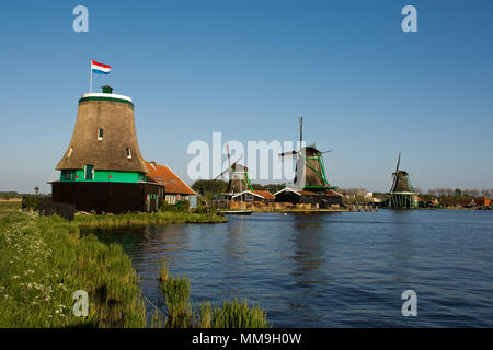 Les moulins à vent le long de la rivière Zaan, Pays-Bas Banque D'Images