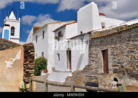 Des maisons blanches avec pierre de schiste dans village médiéval de Monsaraz Banque D'Images